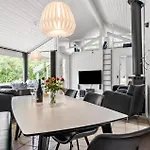 4 Bedroom Amazing In Hébergement de vacances *