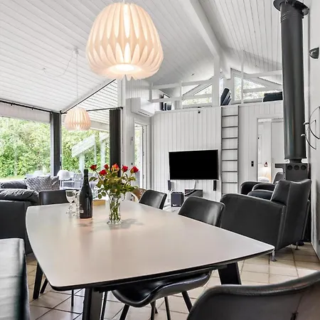 4 Bedroom Amazing In Casa de Férias *