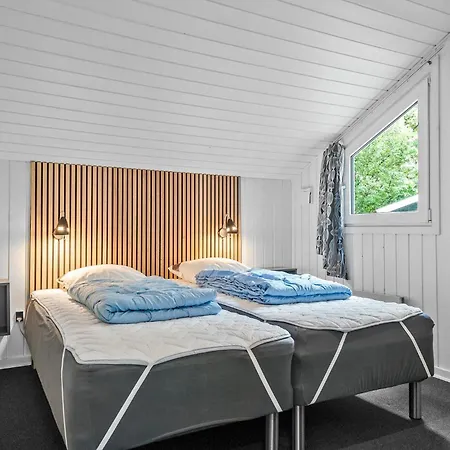 4 Bedroom Amazing In Casa de Férias