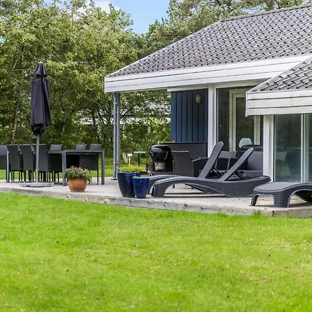 4 Bedroom Amazing In Casa de Férias